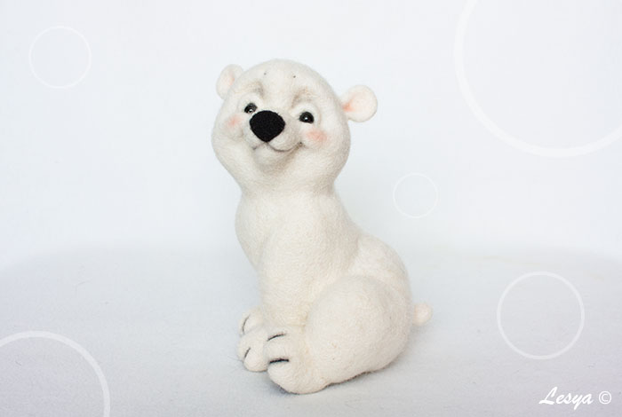 Медведь снежок. Медвежонок снежок. Валяный белый медведь. Белый мишка из шерсти. Белый Полярный медведь из шерсти.
